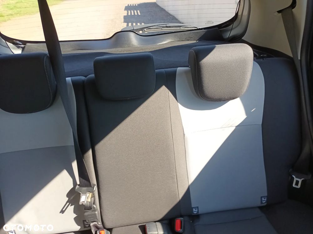 Toyota Yaris Hybrid 100 Active - 28