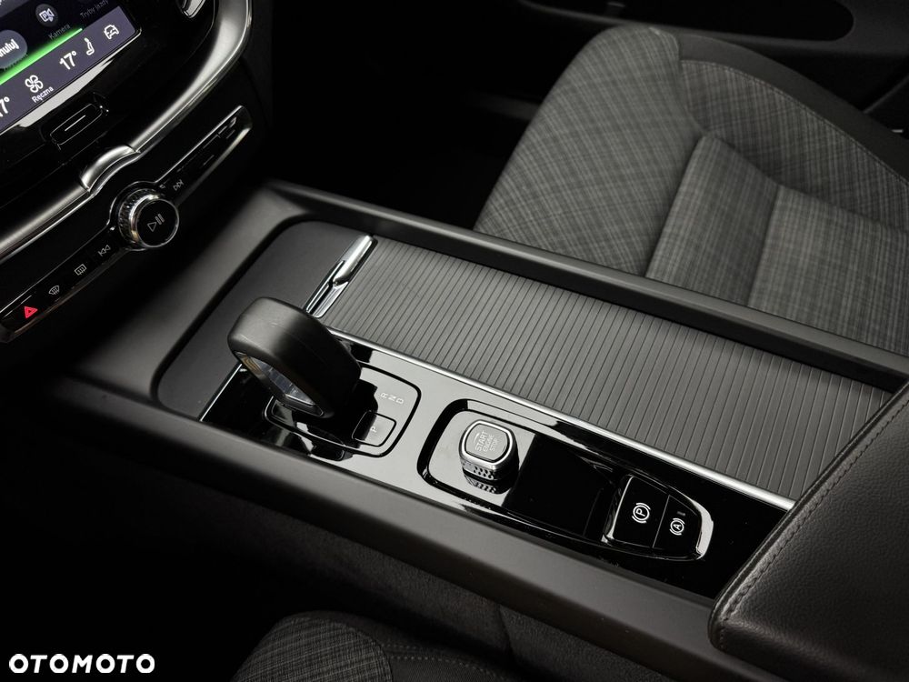 Volvo XC 60 B4 D AWD Momentum Pro - 26