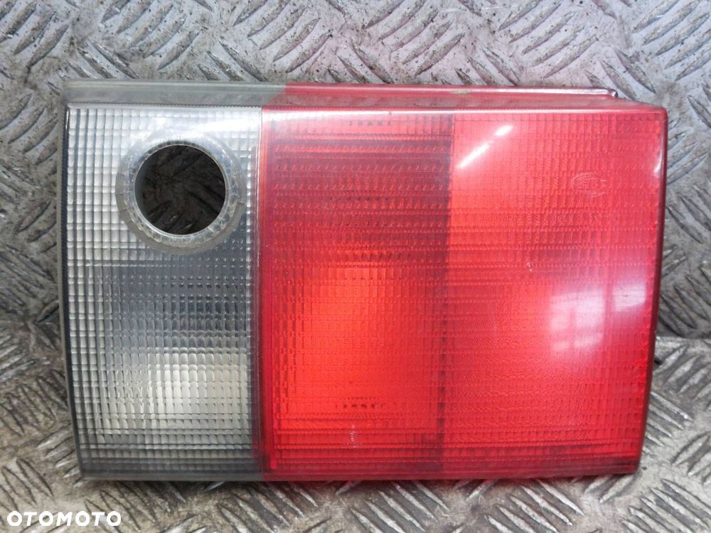 LAMPA PRAWY TYŁ W KLAPĘ AUDI 80 B4 SEDAN 8A0945094 - 1