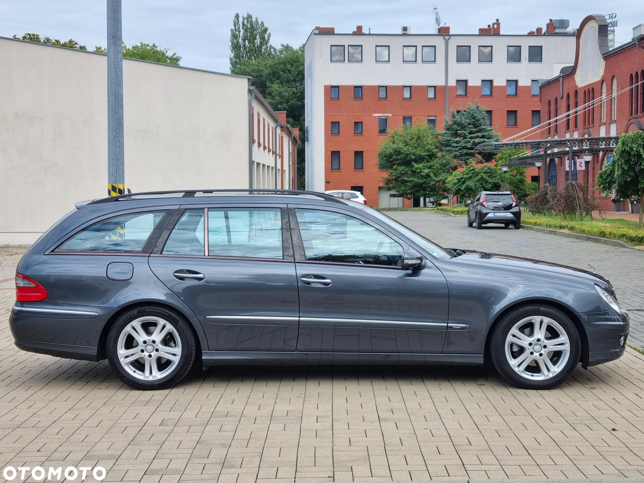 Mercedes-Benz Klasa E 200 T BlueEFFICIENCY 7G-TRONIC Avantgarde - 2