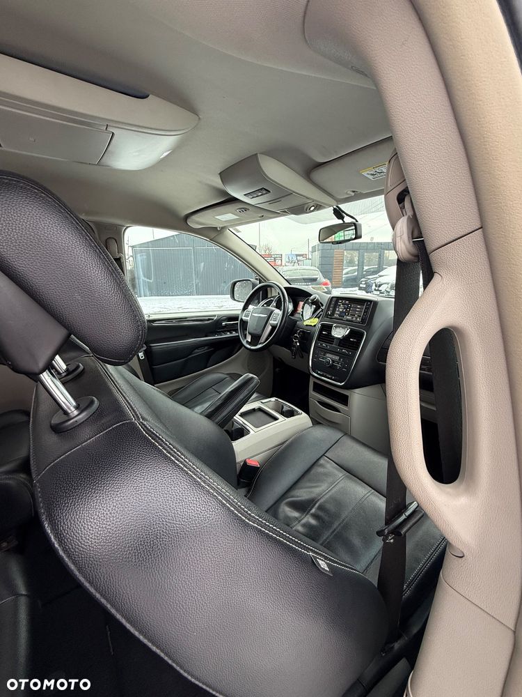 Chrysler Town & Country 3.6 Limited - 33