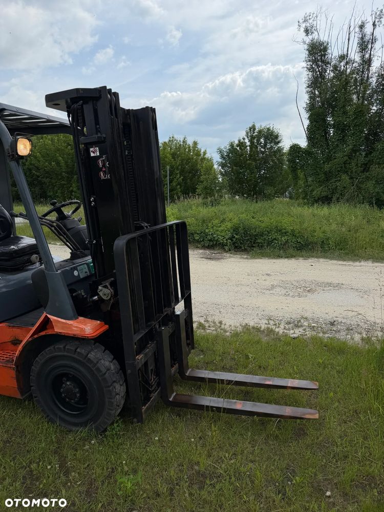Toyota 7FDF25 Wózek Widłowy 2,5tony. Niski Przebieg 4800 mtg. Wolny skok. Triplex. Oryginał z Norwegii z Gospodarstwa ziemniaczanego woził lekkie ładunki.. Zero luzów i wycieków. Maszyna po wszystkich dużych serwisach w DEKRA. ZERO wkładu własnego. Maszt Triplex. Dodatkowa 3 linia Hydrauliczna. Diesel! Hamulce brzytwa! Koła pełne. REWERS JAZDA. Opony bardzo ładne. Oświetlenie fabryczne. Potężna moc. Wysoka precyzja pracy oraz jazdy! - 30