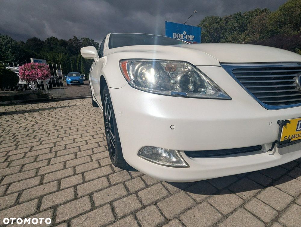Lexus LS 460 AWD - 27