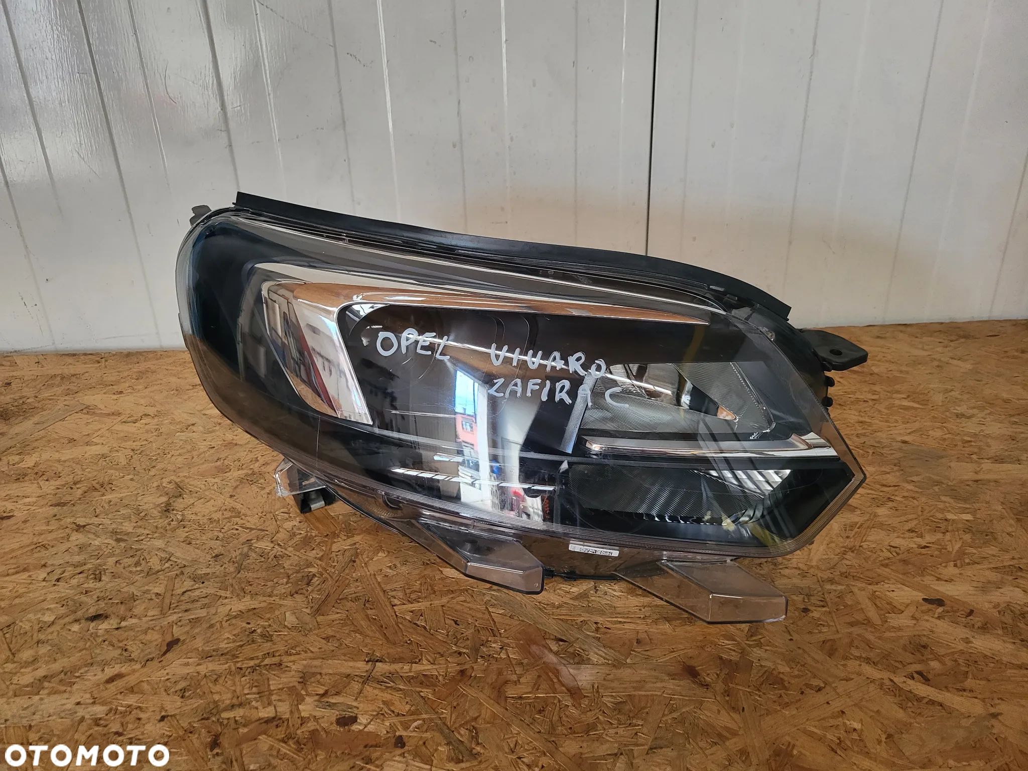 Lampa przednia prawa Bi Xenon Opel Vivaro Zafira C - 1