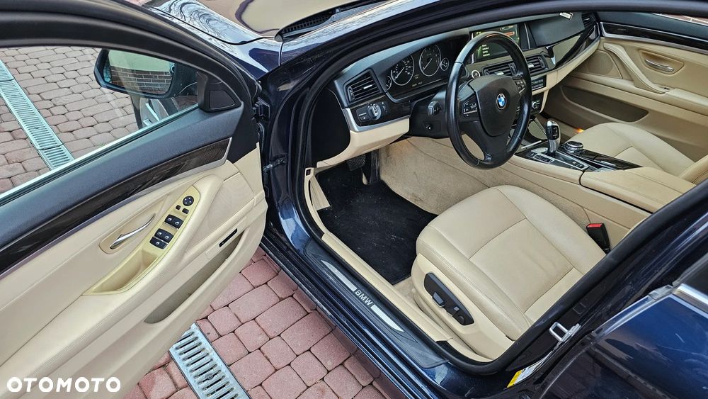 BMW Seria 5 528i xDrive Sport-Aut Luxury Line - 29
