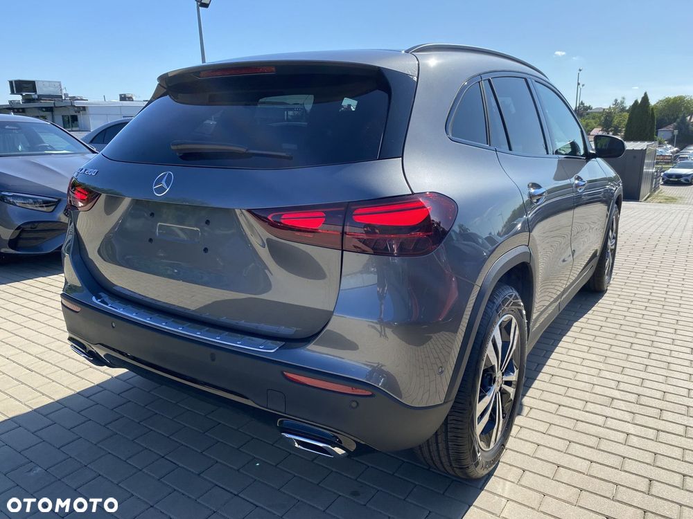 Mercedes-Benz GLA - 4