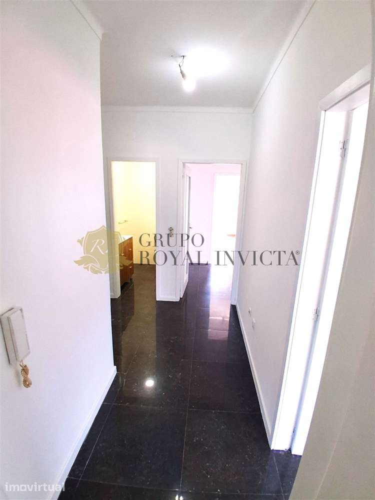 Apartamento T3 Renovado com 3 Frentes, Varandas e Lugar de Garagem – F - Grande imagem: 2/28