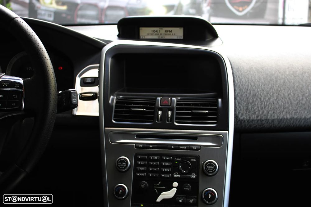 Volvo XC 60 D5 Momentum Geartronic - 19