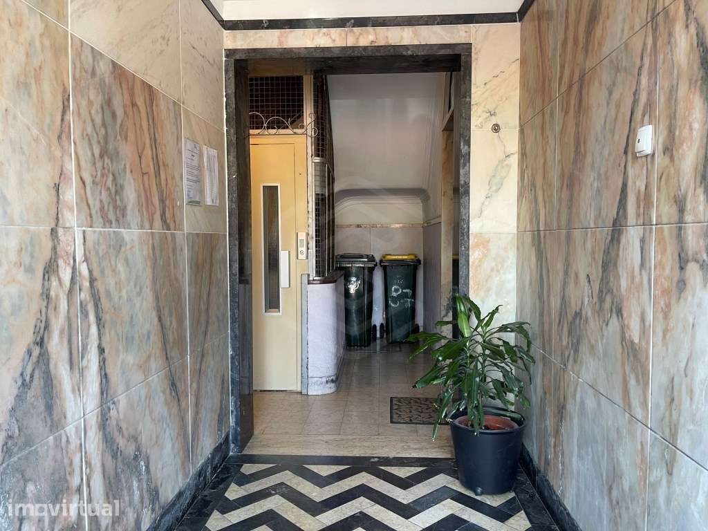 T2 Apartamento 2 quartos com logradouro privativo para renovação Ca... - Grande imagem: 4/27