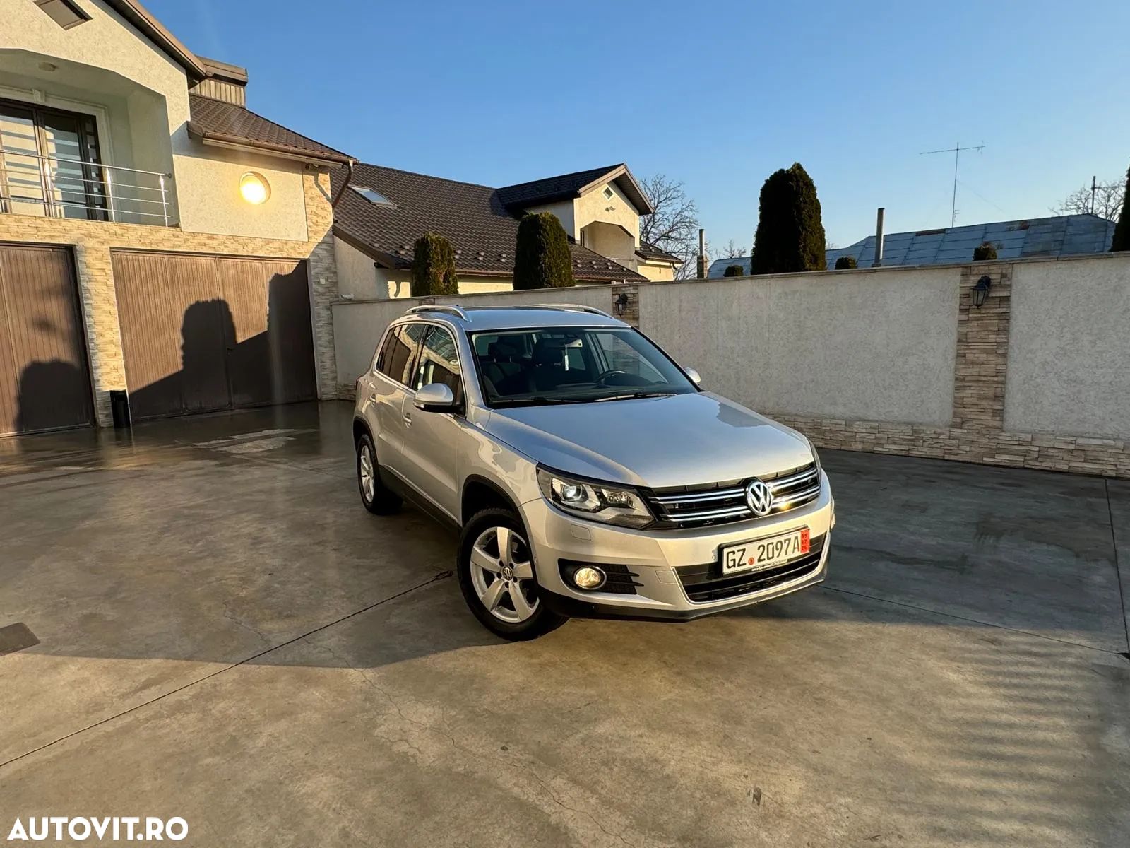 Volkswagen Tiguan - 1