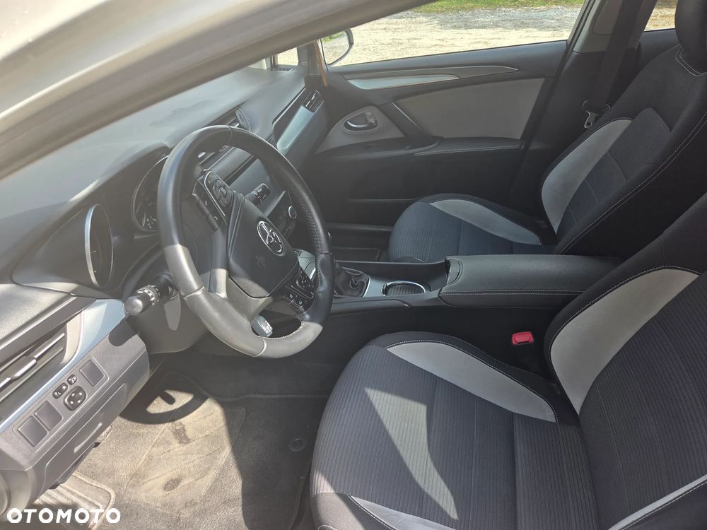 Toyota Avensis 1.8 Comfort - 6