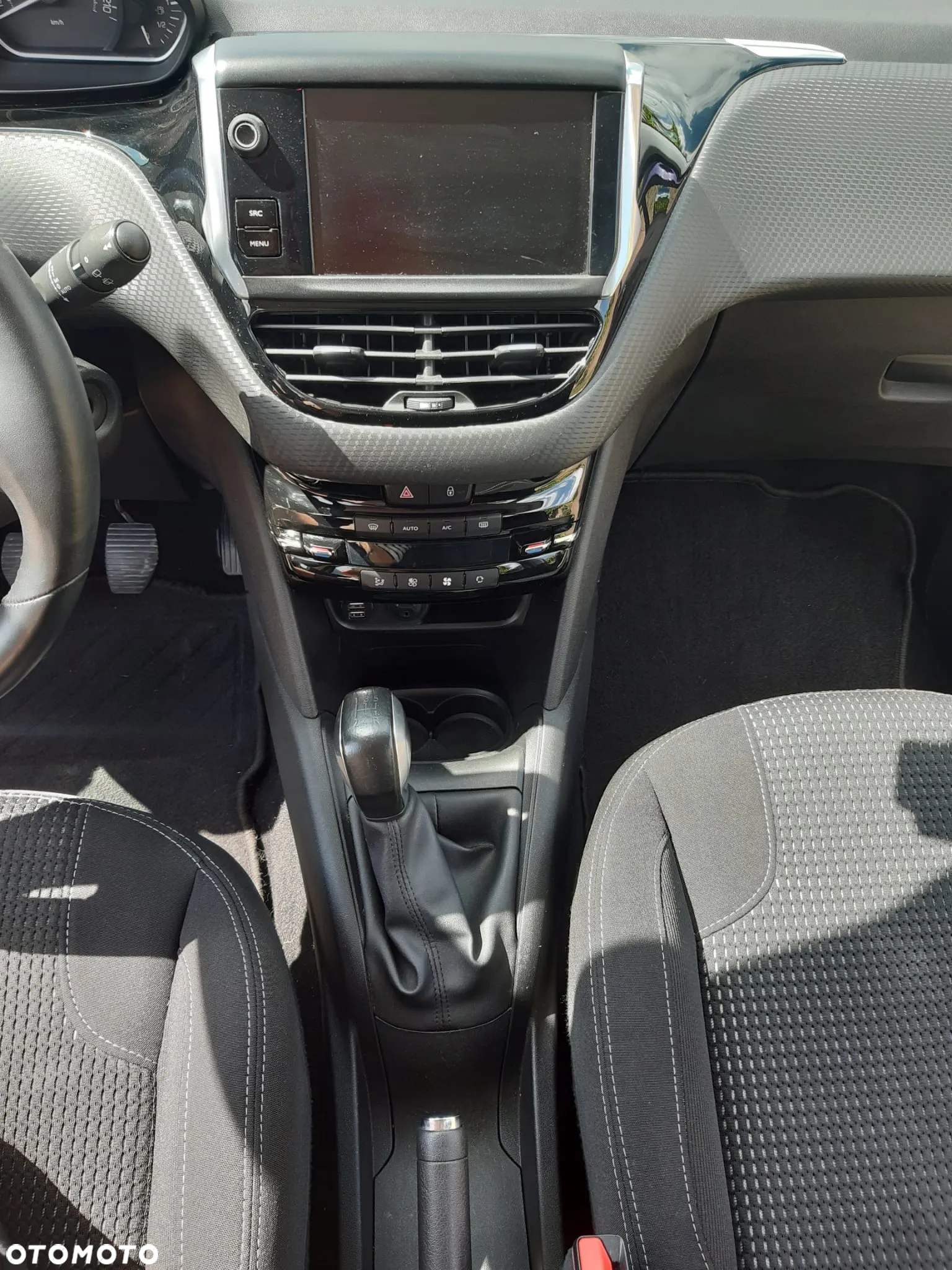 Peugeot 208 - 18