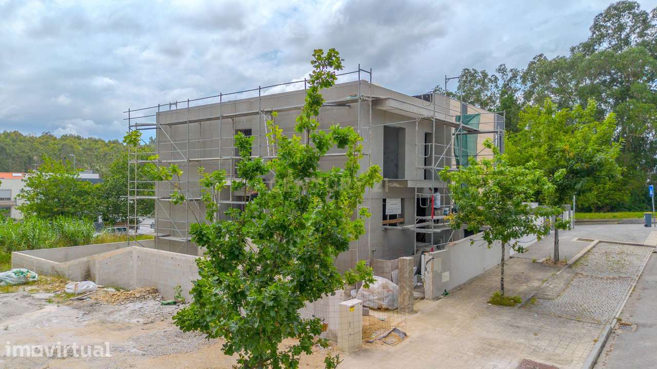 Moradia nova em fase final de construção - Grande imagem: 2/15