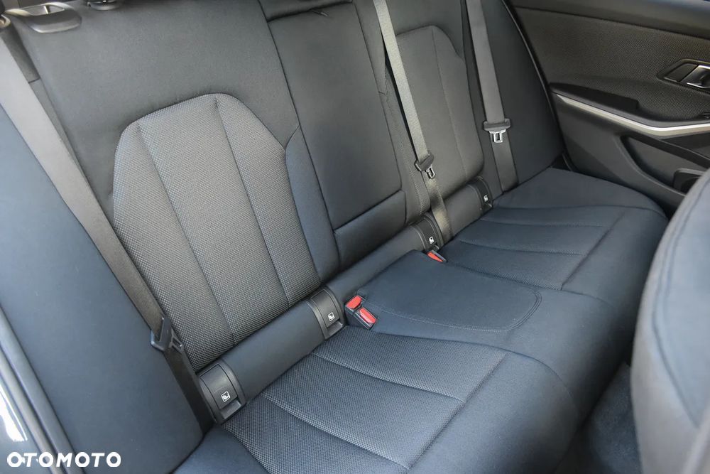 BMW Seria 3 320d Sport Line Shadow sport - 35