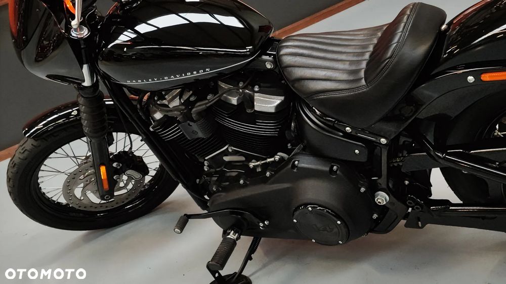 Harley-Davidson Softail Street Bob - 26