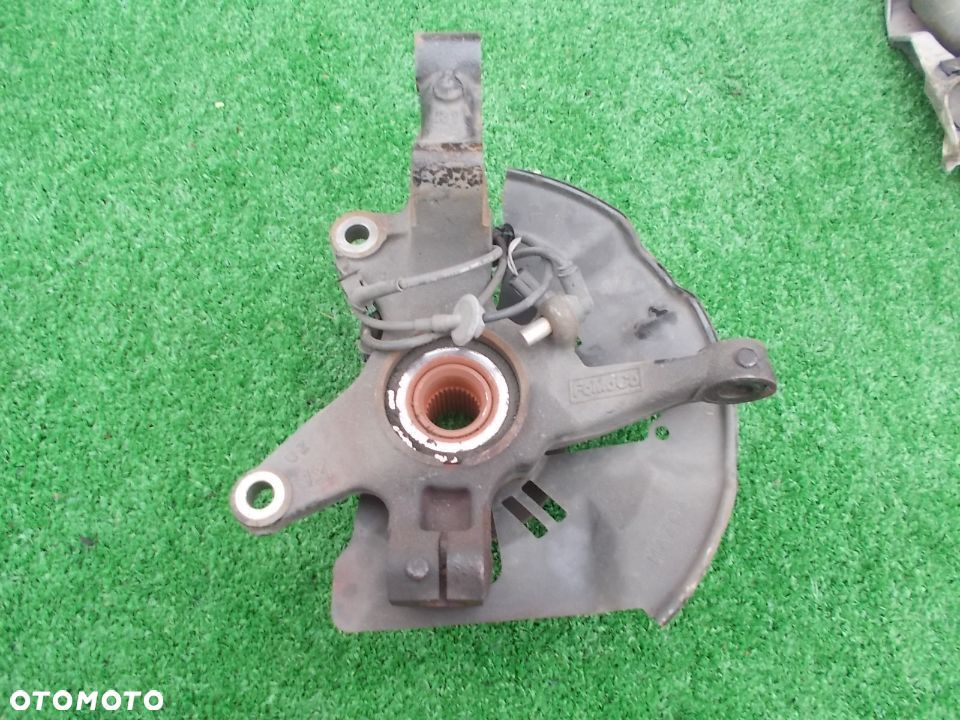 Mazda CX 7 2.2D zwrotnica piasta prawy przod - 3
