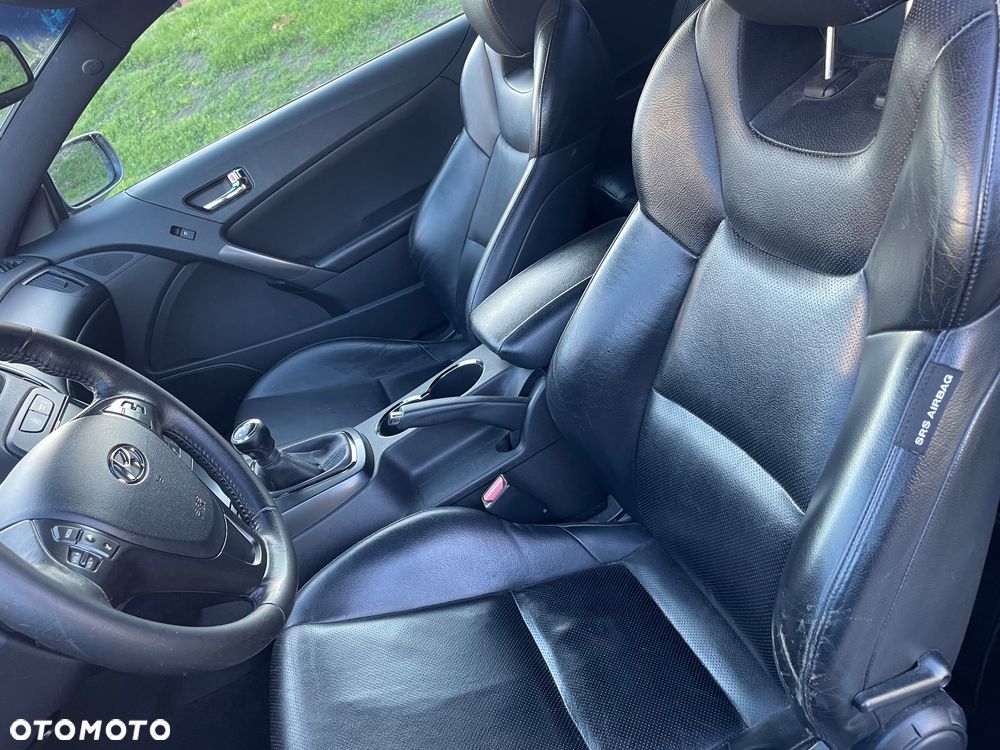 Hyundai Genesis Coupe 3.8 V6 Executive - 12