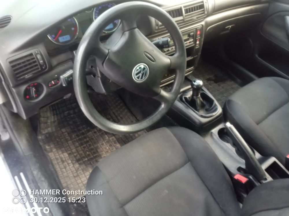 Volkswagen Passat 1.9 TDI Highline - 11