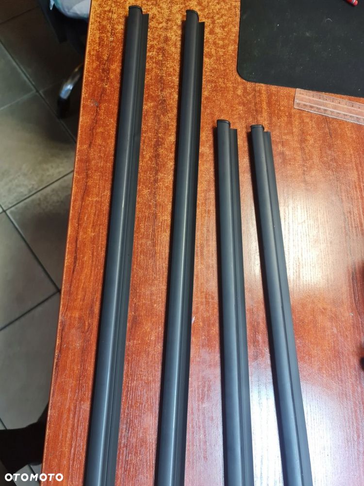 LISTWA DOLNA DRZWI PRAWY PRZÓD BMW E32 - 2