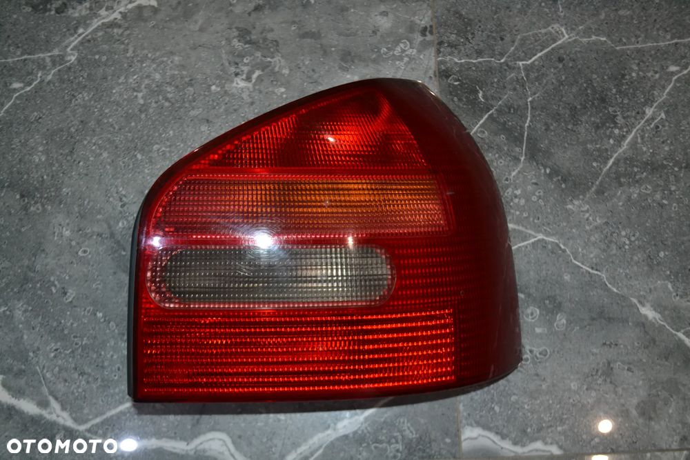 AUDI A3 8L LAMPA TYŁ TYLNA PRAWA KOMPLETNA ORYGINAŁ 8L0945096 - 2