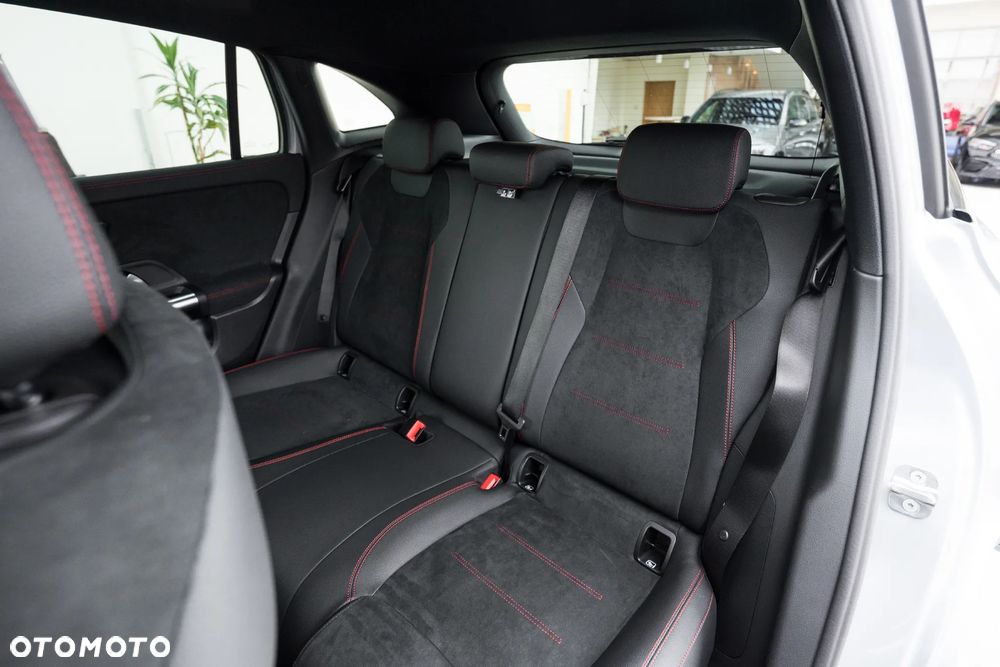 Mercedes-Benz GLA 200 d 4-Matic AMG Line - 11