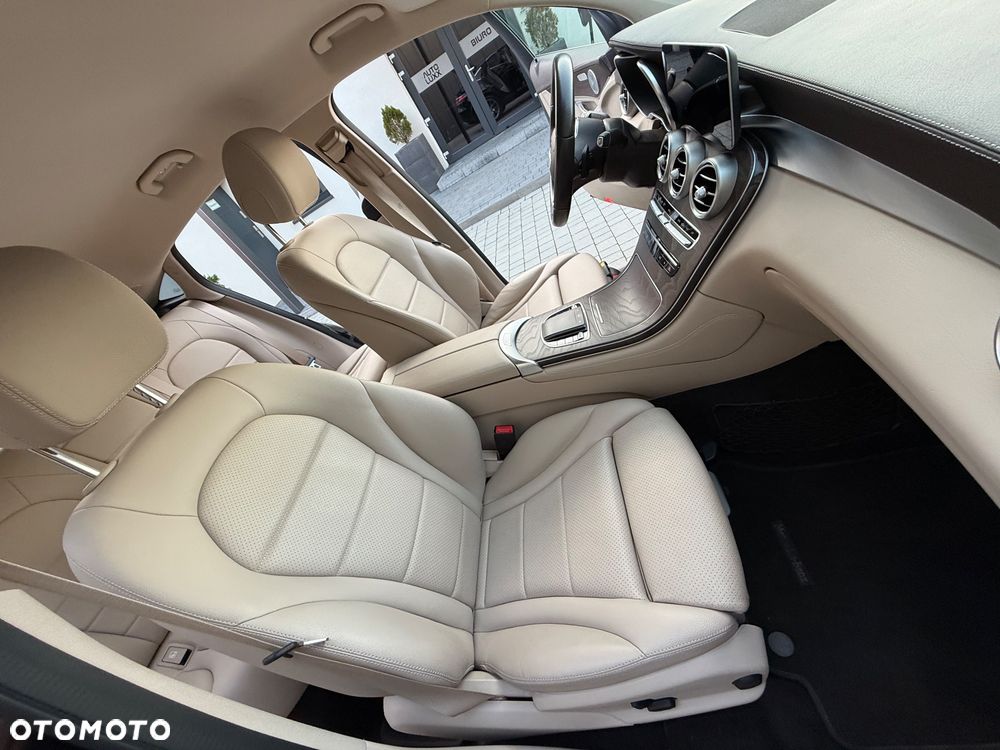 Mercedes-Benz GLC 200 4Matic 9G-TRONIC AMG Line Plus - 33