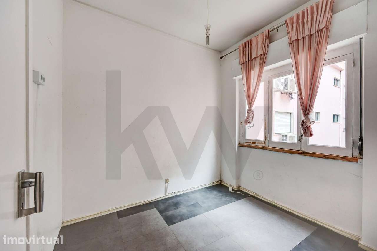 Apartamento T2+1 com varanda, junto ao mercado de Algés - Grande imagem: 2/20