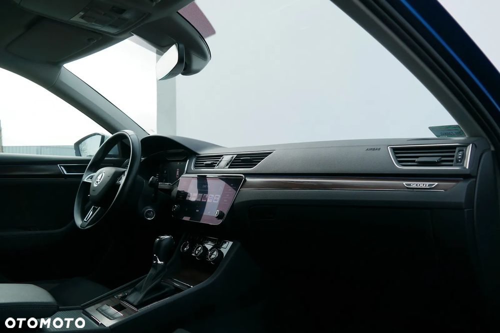 Skoda Superb 2.0 TDI SCR 4x4 Scout DSG - 9