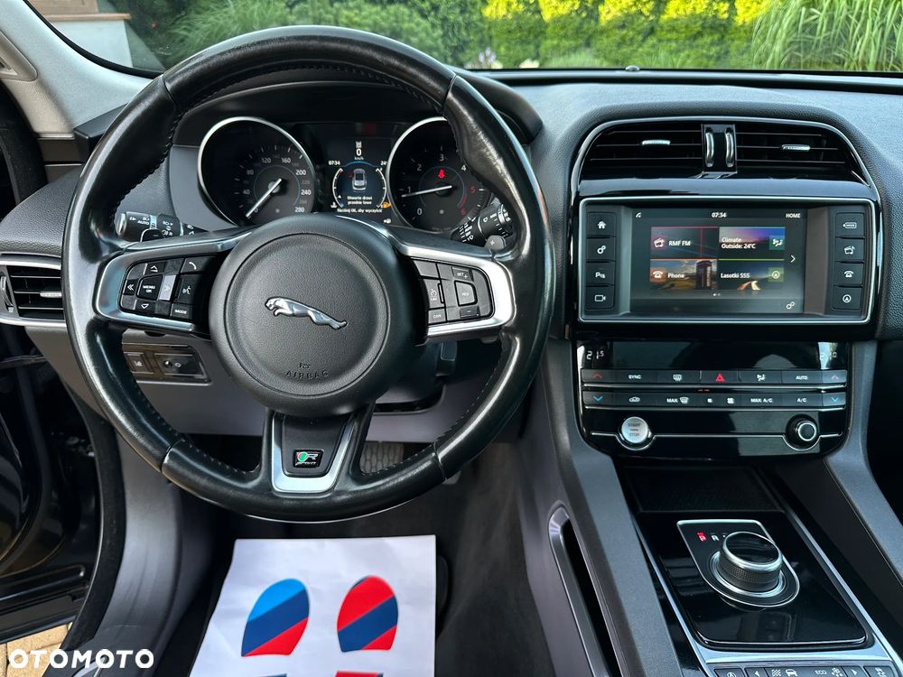 Jaguar F-Pace 20d R-Sport - 29