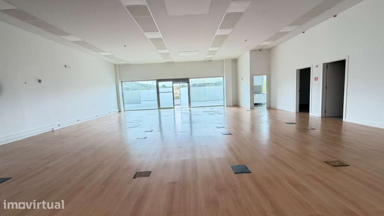 Loja / Escritório com Terraço e 6 Lugares de Garagem em Torres Vedras - Grande imagem: 2/25