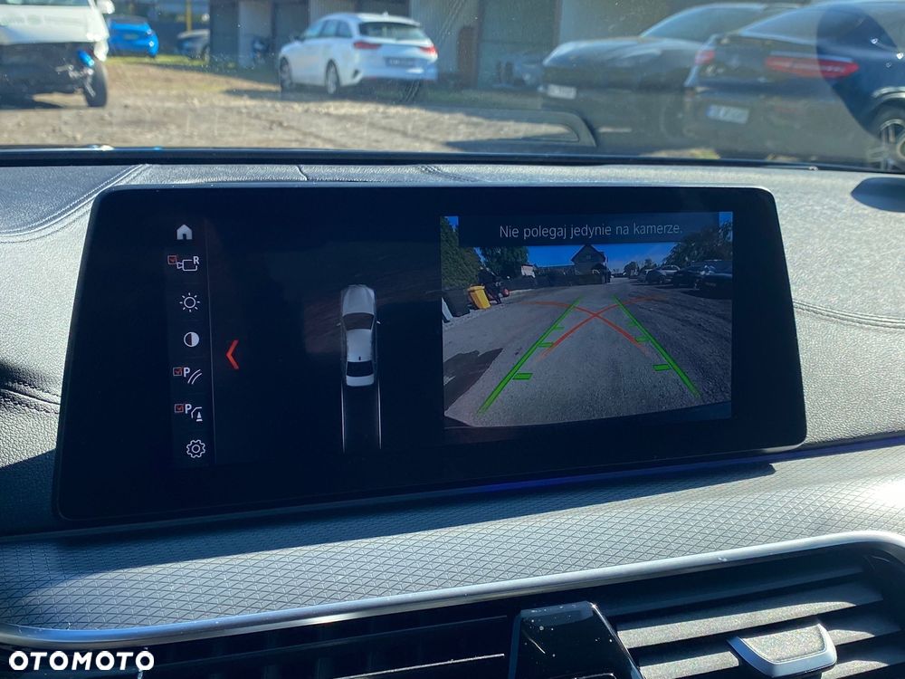 BMW Seria 5 M550i xDrive sport - 22