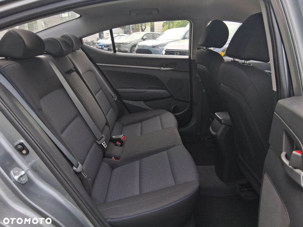 Hyundai Elantra 1.6 Comfort - 13