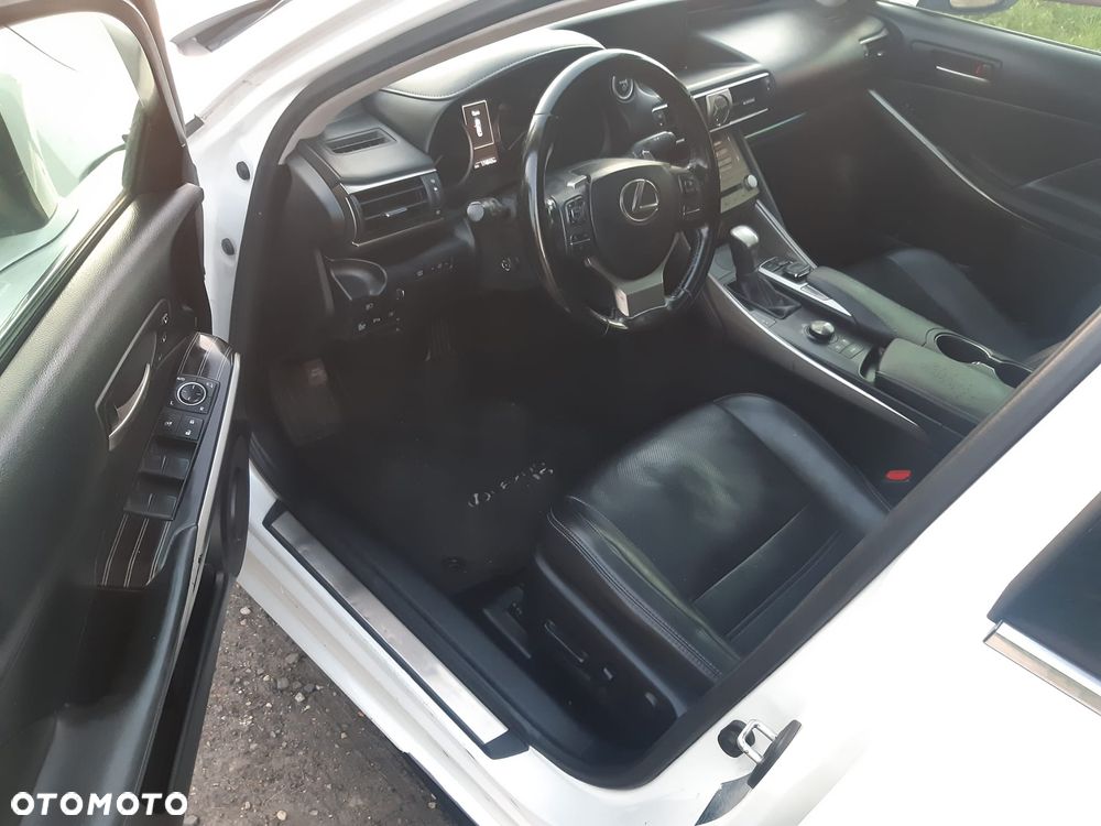 Lexus IS 300h Prestige EU6 - 10