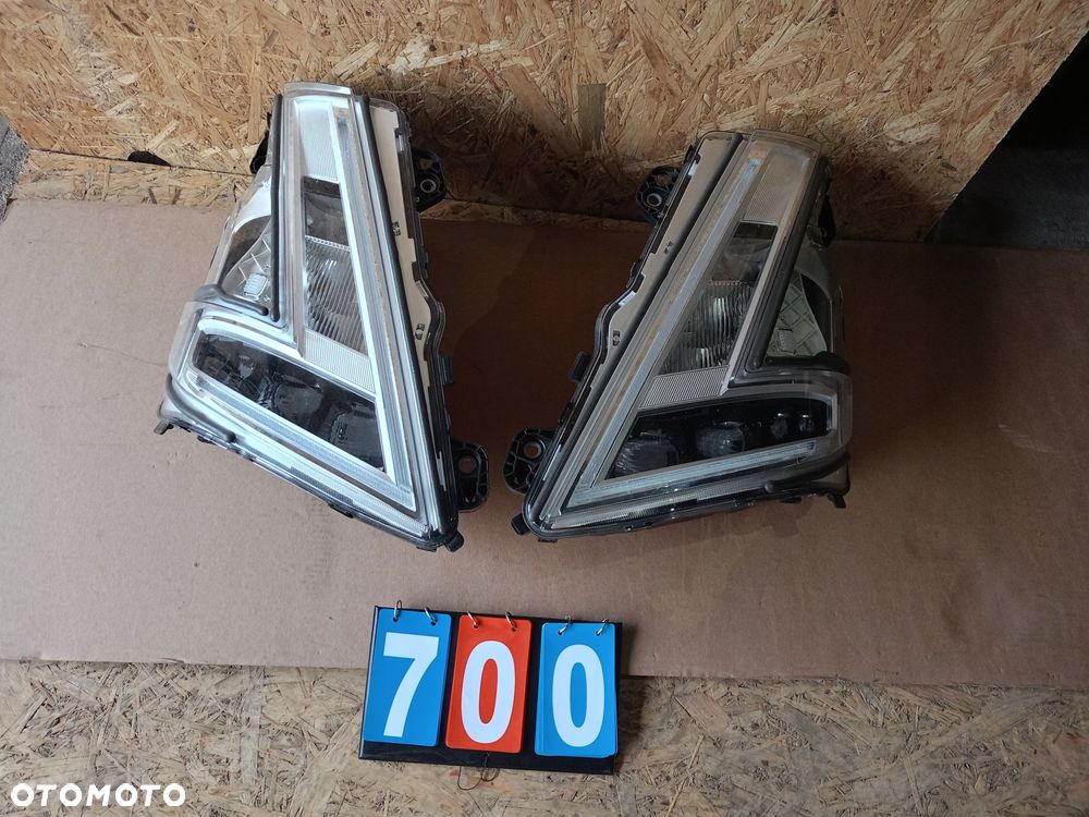 LAMPA REFLEKTOR LED CZARNY PRAWY LEWY VOLVO FH5
