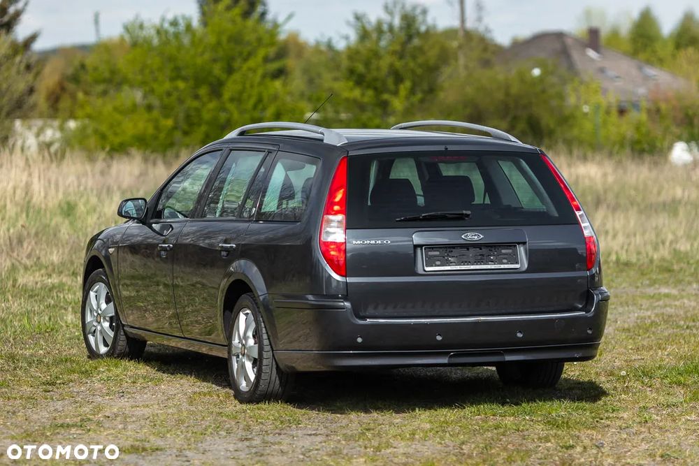 Ford Mondeo 1.8 Ghia - 12
