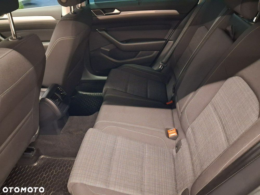 Volkswagen Passat - 11