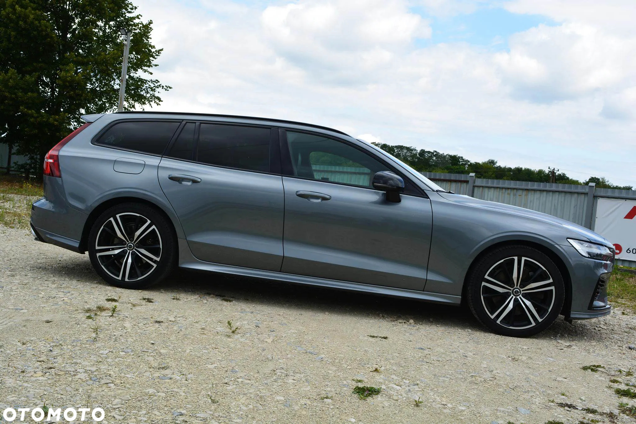 Volvo V60 T8 AWD Plug-In Hybrid R-Design - 9