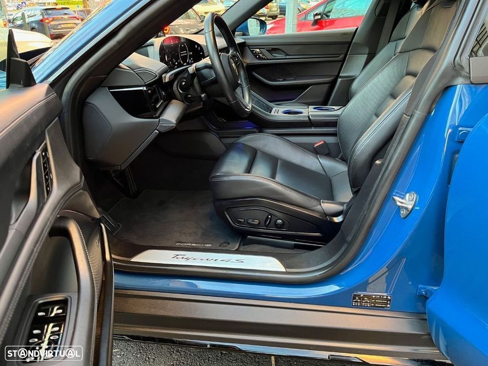 Porsche Taycan Cross Turismo 4S - 12