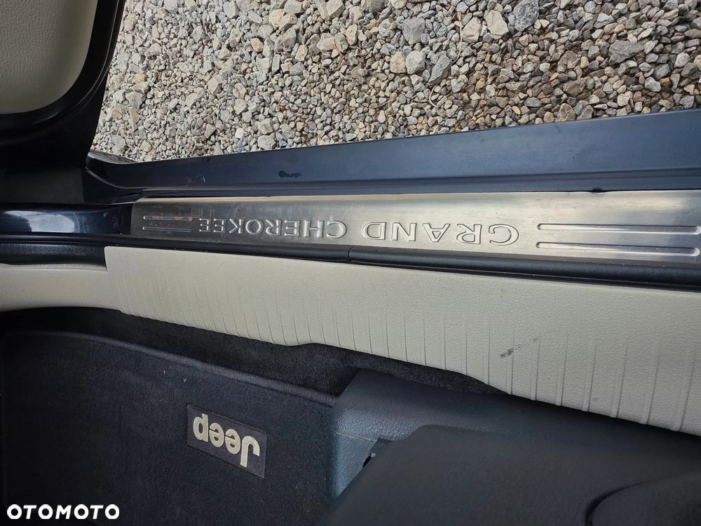 Jeep Grand Cherokee - 21
