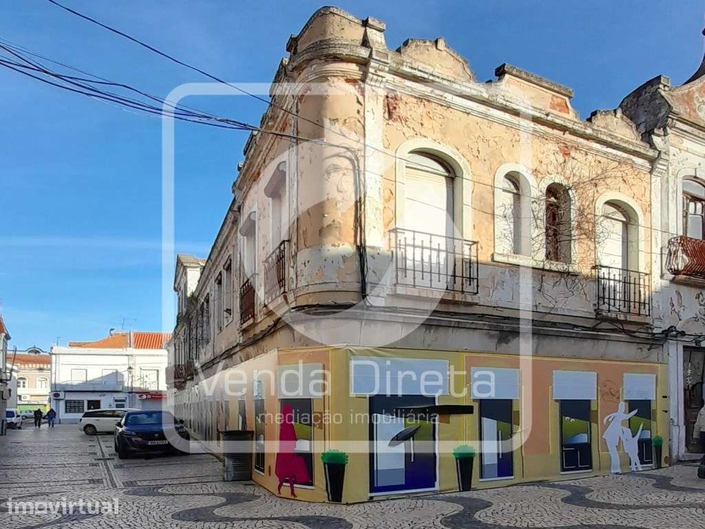 Prédio de uso misto - Comércio e Habitação, no centro histórico do ...