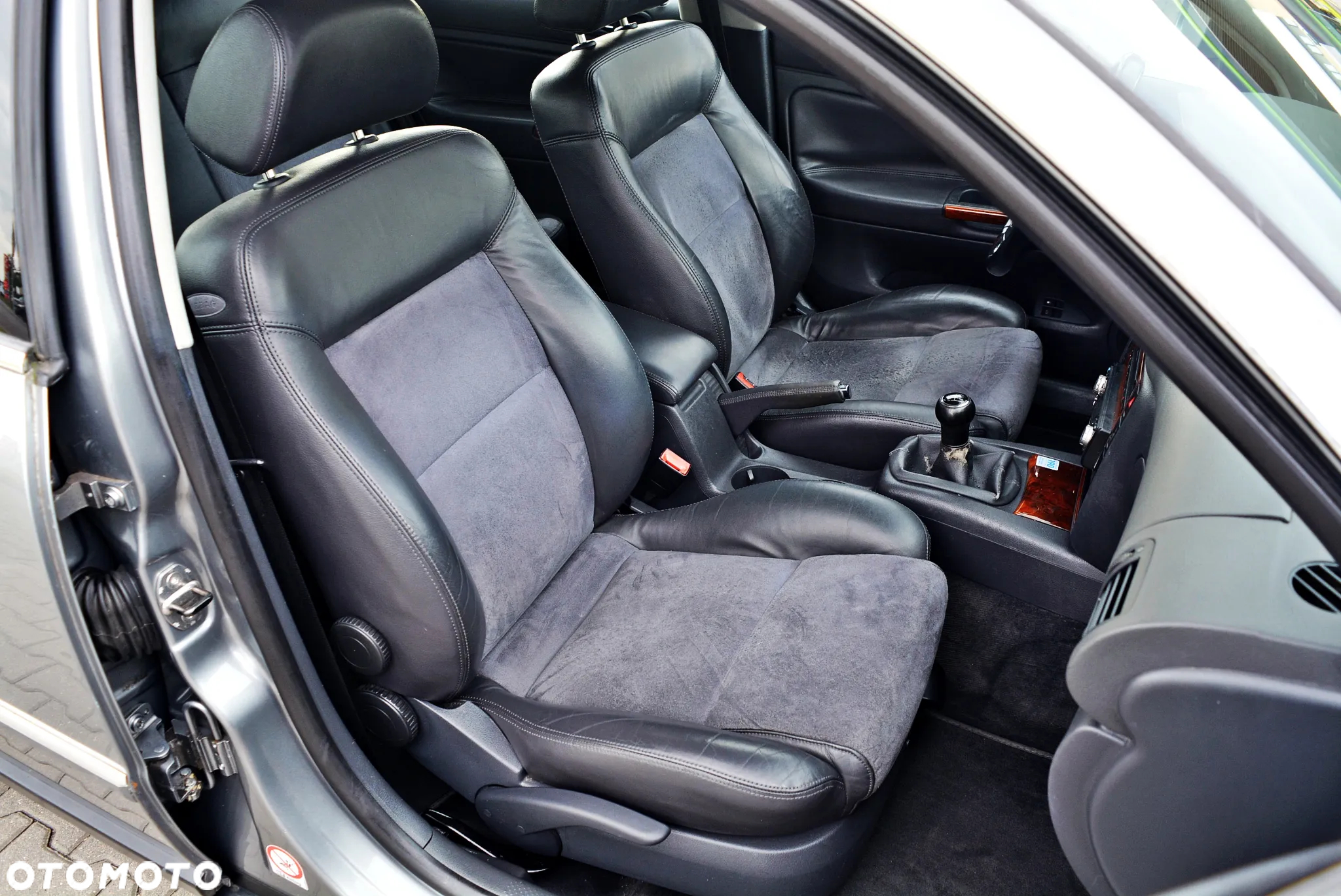Volkswagen Passat 1.9 TDI Highline - 26