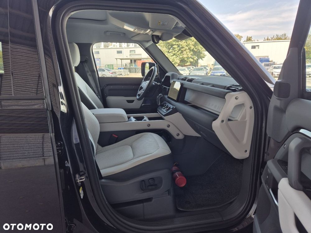 Land Rover Defender 110 D250 X-Dynamic SE - 16