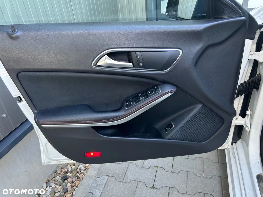 Mercedes-Benz CLA 250 4-Matic AMG Line - 9