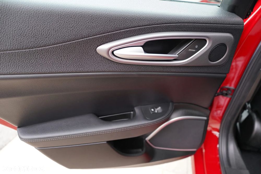 Alfa Romeo Giulia 2.0 Turbo 16V AT8-Q4 Ti - 36