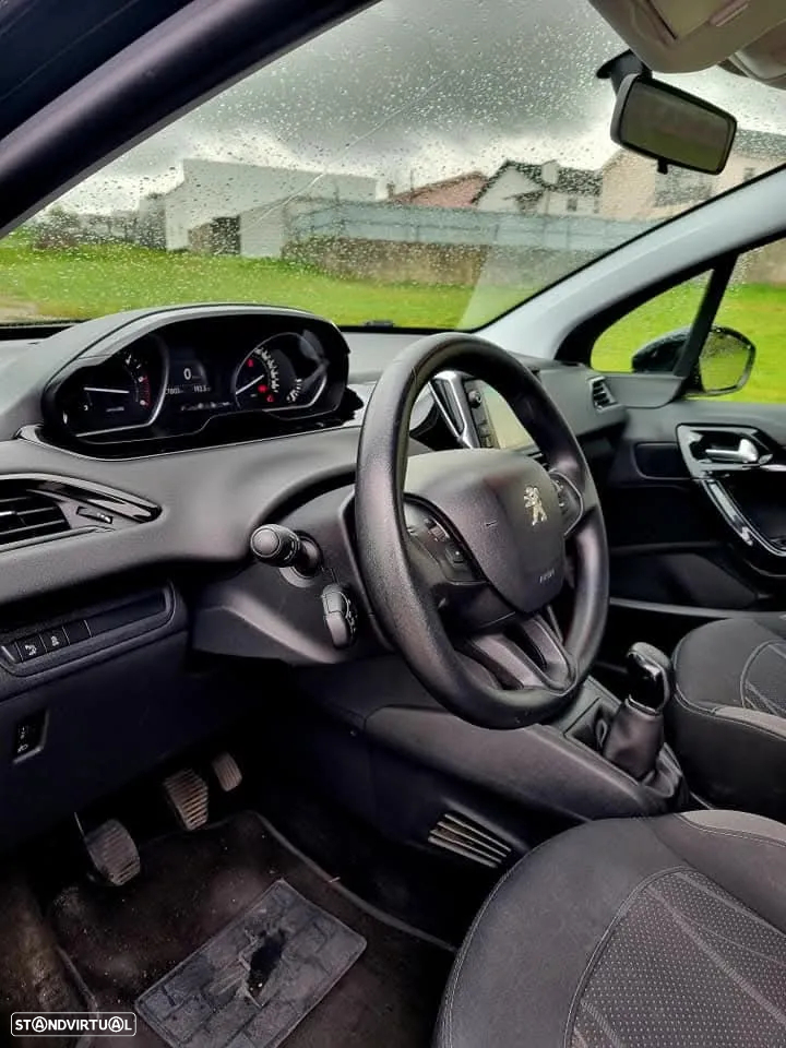 Peugeot 208 - 8
