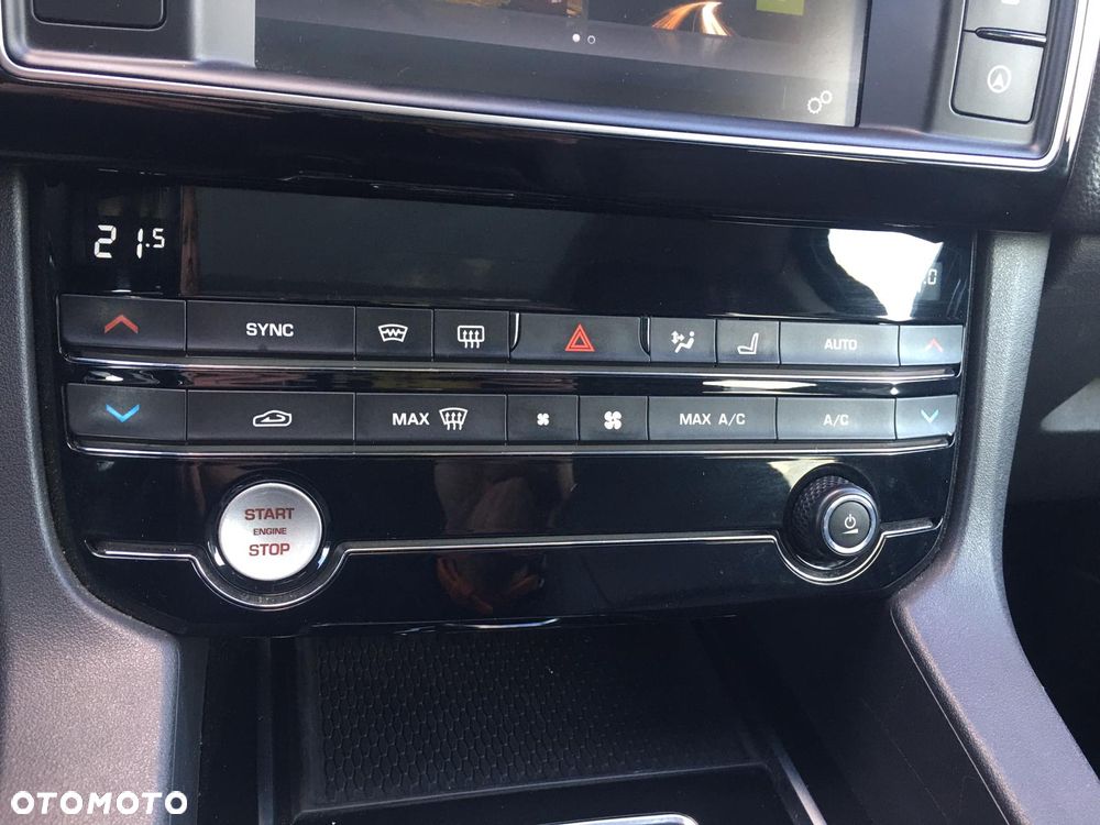 Jaguar F-Pace 25t AWD Prestige - 17