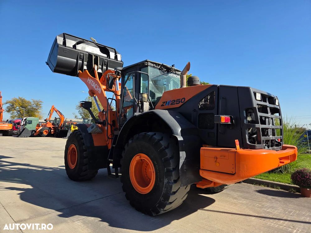 Hitachi ZW250, 10.400h, cupa 4mc LAMA NOUA, Anvelope MICHELIN profil L5, Gresare automata, consum mediu 17l/h, motor 251CP, Aer cond climatronic, computer de bord cu trransmitere date in limba romana, Camera luat vederi spate, STARE BUNA-PROMOTIE 76900Eur+tv - 2