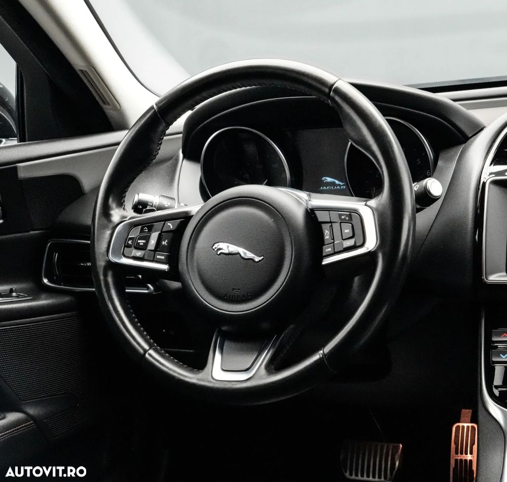 Jaguar XE 20t RWD Portfolio - 17