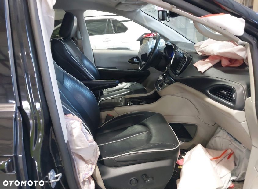 Chrysler Pacifica - 11