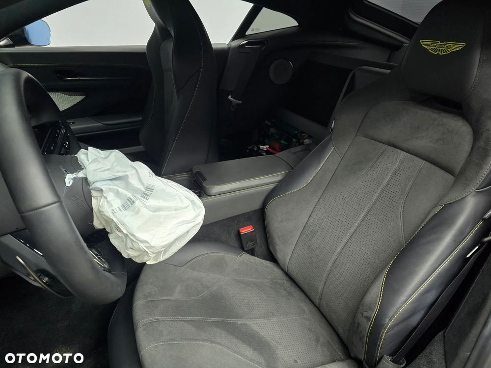 Aston Martin Vantage - 8